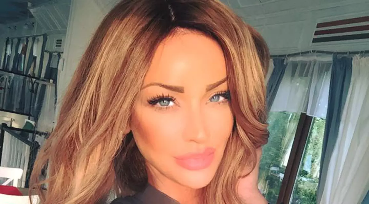 Bianca Drăguşanu s-a apucat de făcut rochii de mirese. Cum arată prima ei creaţie