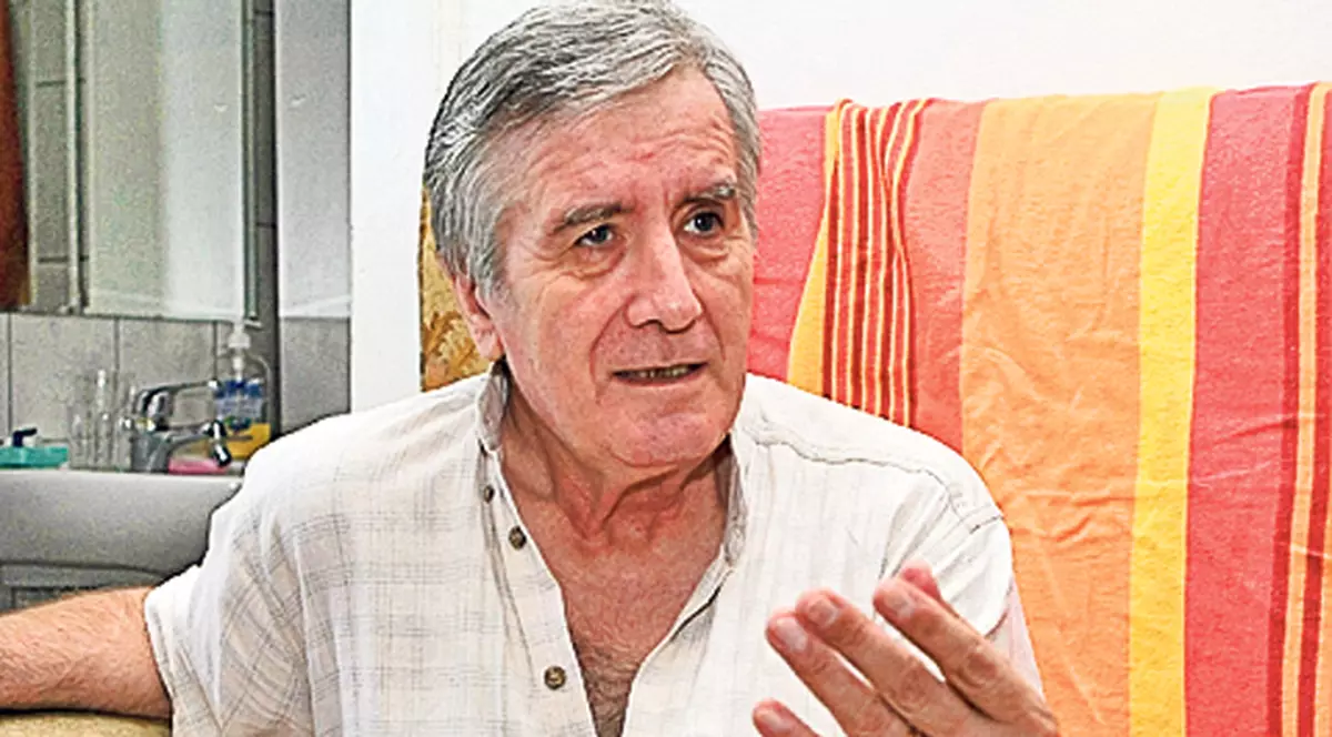 Își lansează autobiografia! Cornel Constantiniu a lucrat zece ani la «Zăpezile copilăriei»