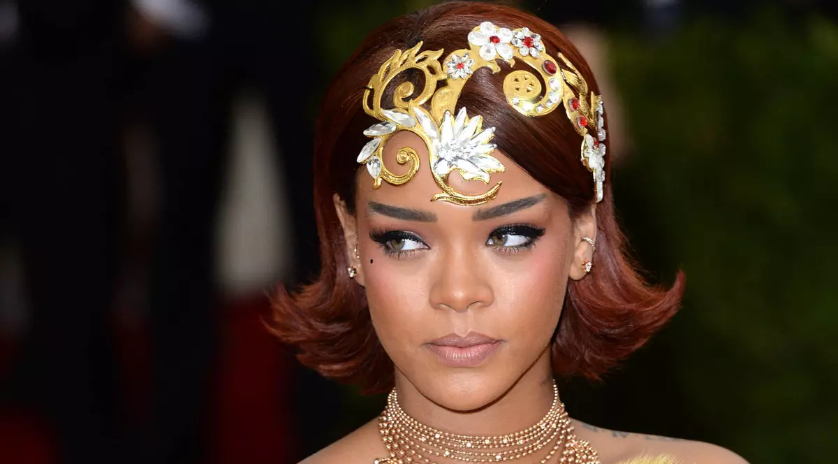 I-a lăsat pe toți cu gura căscată. Rihanna, APARIȚIE SPECTACULOASĂ la Met Gala 2015 | FOTO