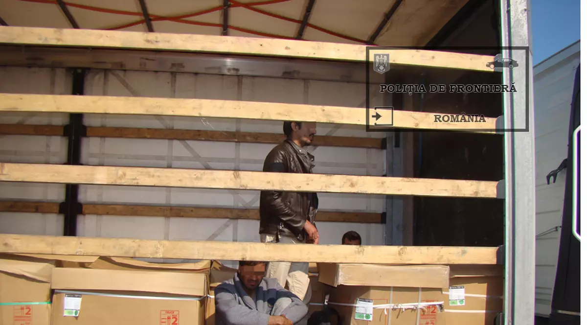 Pakistanezi și afgani ”camuflați” între suluri de hârtie igienică