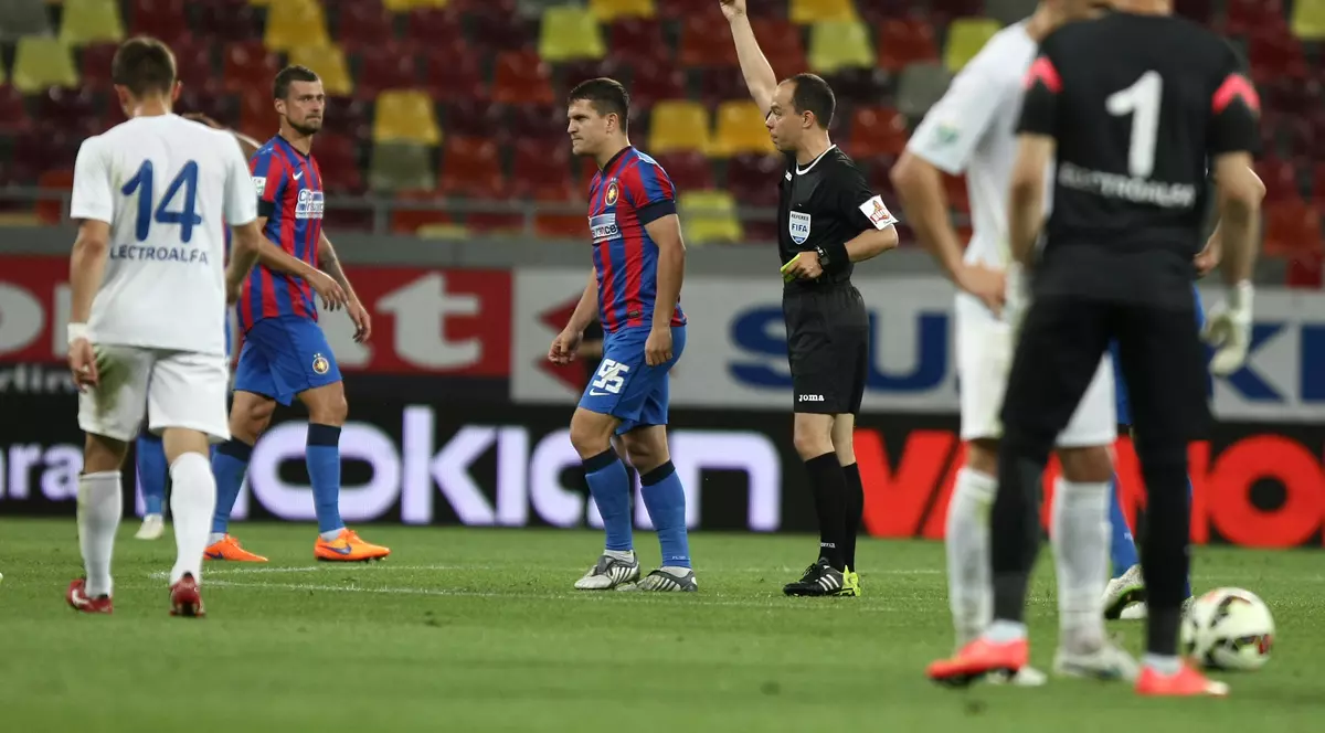 Şmecherie, te halesc! Arbitrul Avram s-a dat cocoş, după ce a făcut praf meciul de la Iaşi