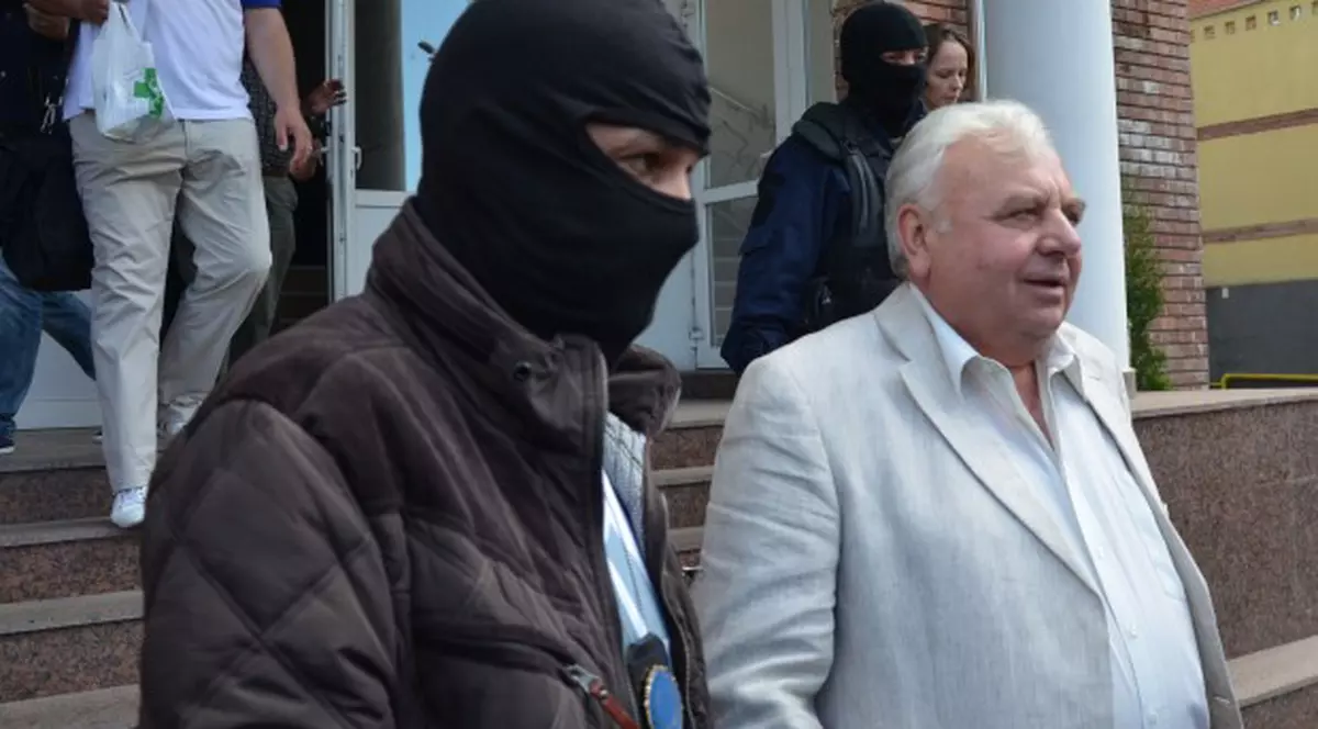 DNA face noi ”victime”! Încă un şef de Consiliu Judeţean luat pe sus de procurori 