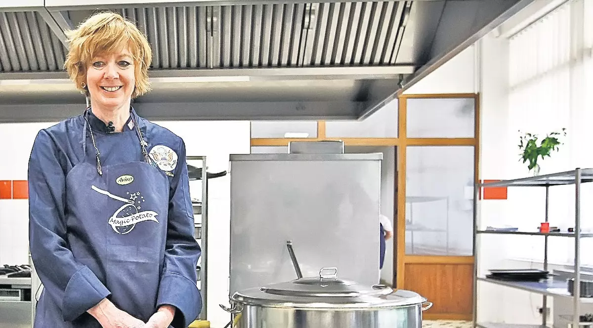 Chef Cathy Whims a venit din SUA să gătească pentru 250 de săraci