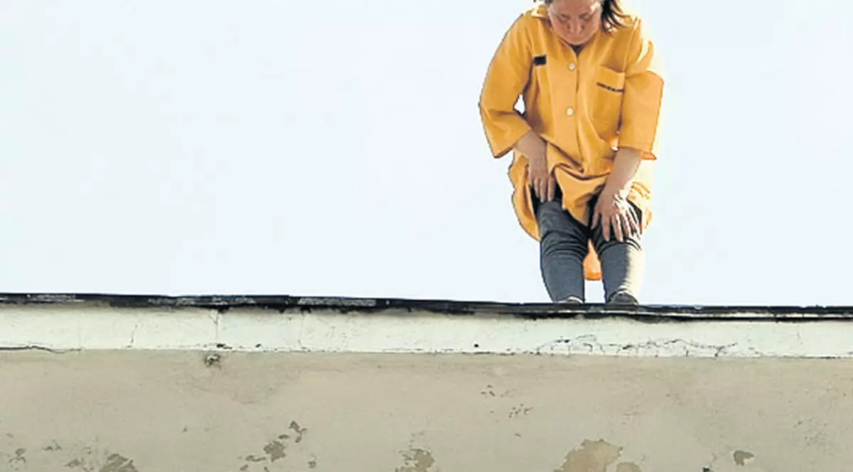 Adevărul necruțător din spatele dramei sinucigașei de pe bloc | EXCLUSIV