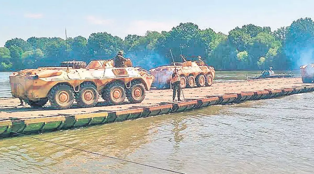 Spectacol militar pe Dunăre | Au trecut tancurile cu bacul