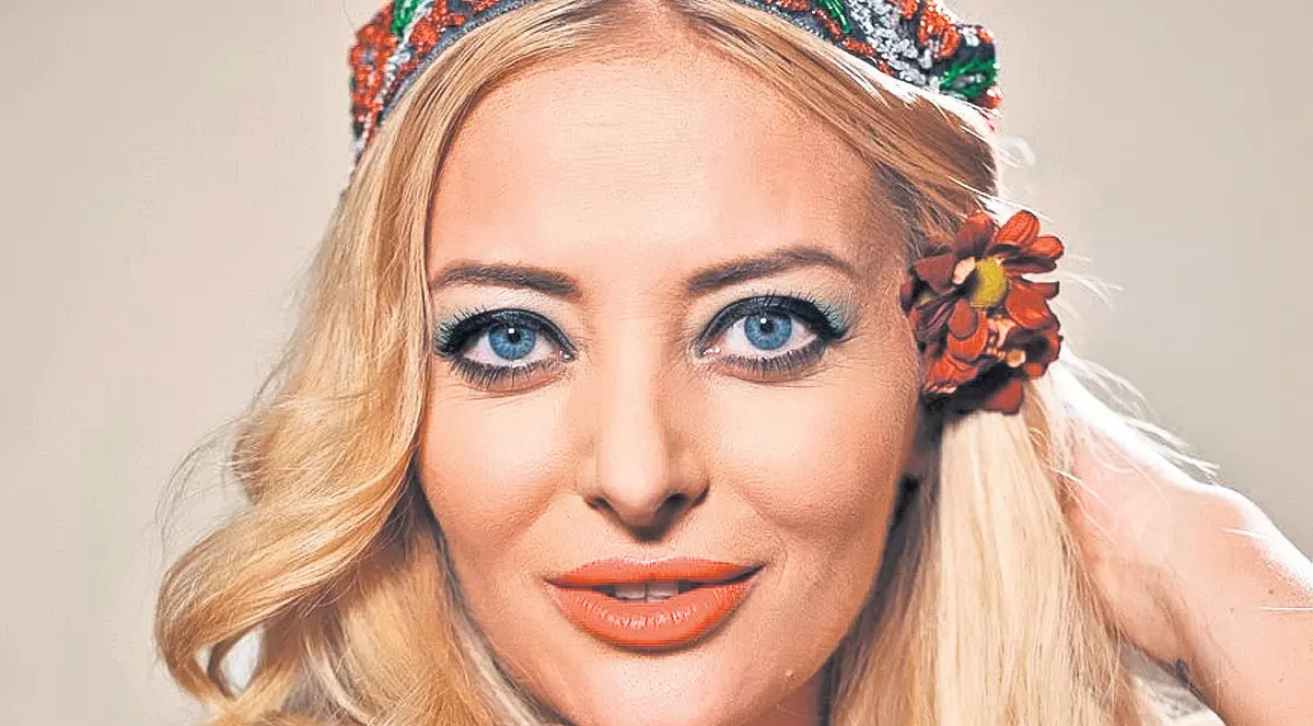 Țărăncuțe, țărăncuțe, cu bujori în obrăjori