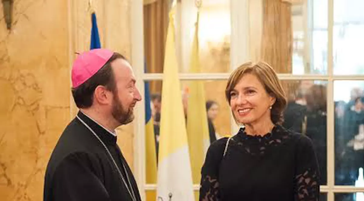 Cum a fentat Carmen Iohannis rigorile vestimentare de la Vatican?