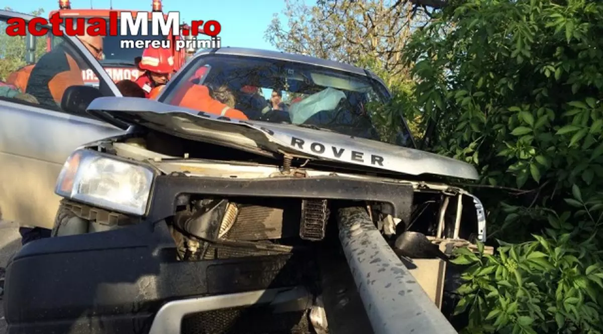 Imagini de groază! Doi iubiți au murit în propria mașină, străpunși de un parapet metalic 