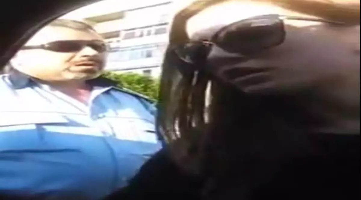 Două fete, agresate de poliţiştii din Râmnicu Vâlcea în plină stradă. Incidentul a fost filmat VIDEO