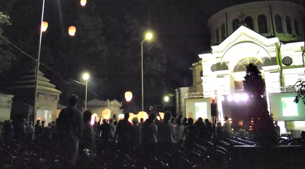 Concert între mormintele de la Cimitirul Bellu