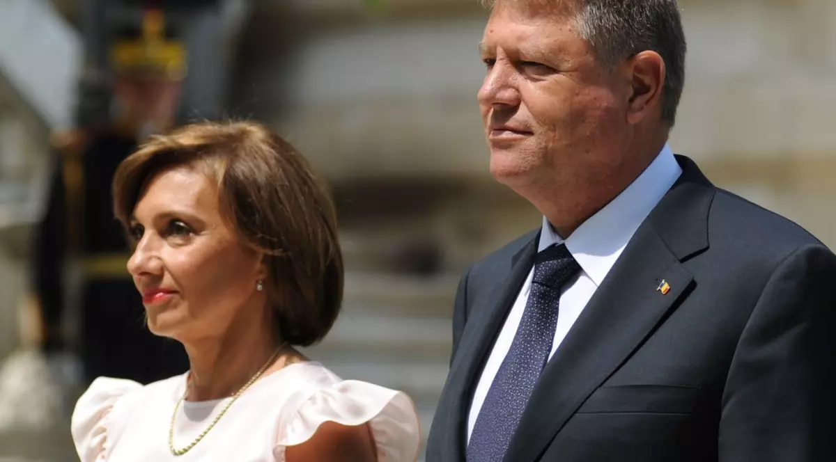 Carmen Iohannis, la fel de îndrăzneață precum Michelle Obama. Cum s-a îmbrăcat la o ceremonie oficială | FOTO