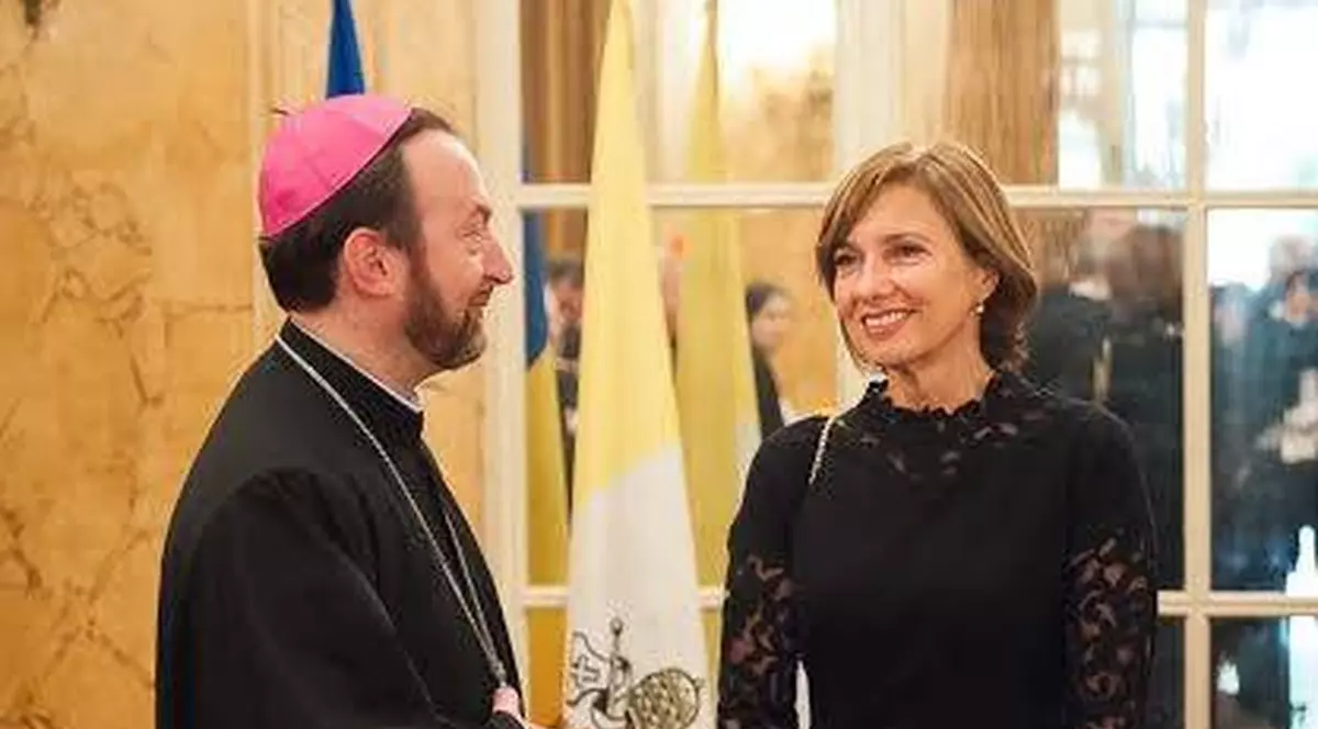 Ținuta purtată de Carmen Iohannis la Vatican, DESFIINȚATĂ de Iulia Albu. Ce a putut spune despre PRIMA DOAMNĂ