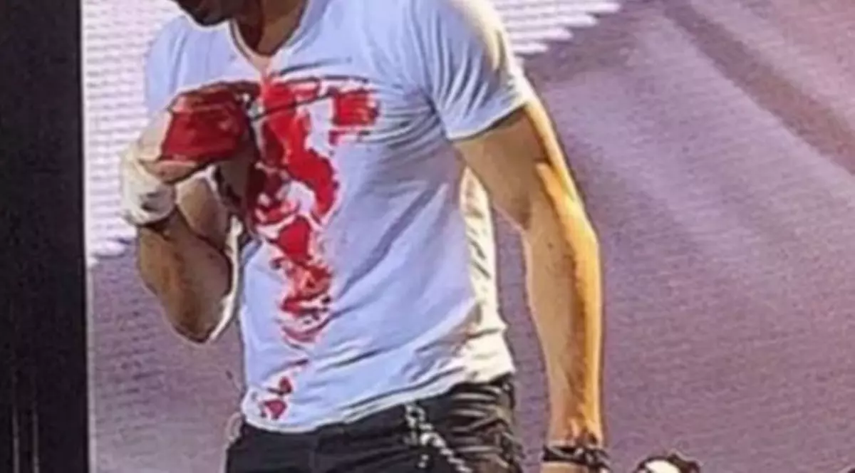 Scene teribile! Enrique Iglesias și-a tăiat mâna în timpul unui concert | VIDEO