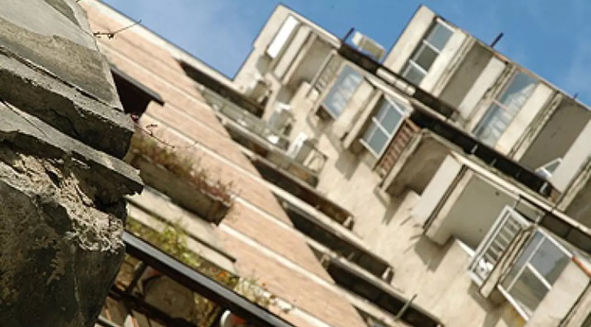 A căzut de la etajul 4 încercând să intre în apartament prin balcon