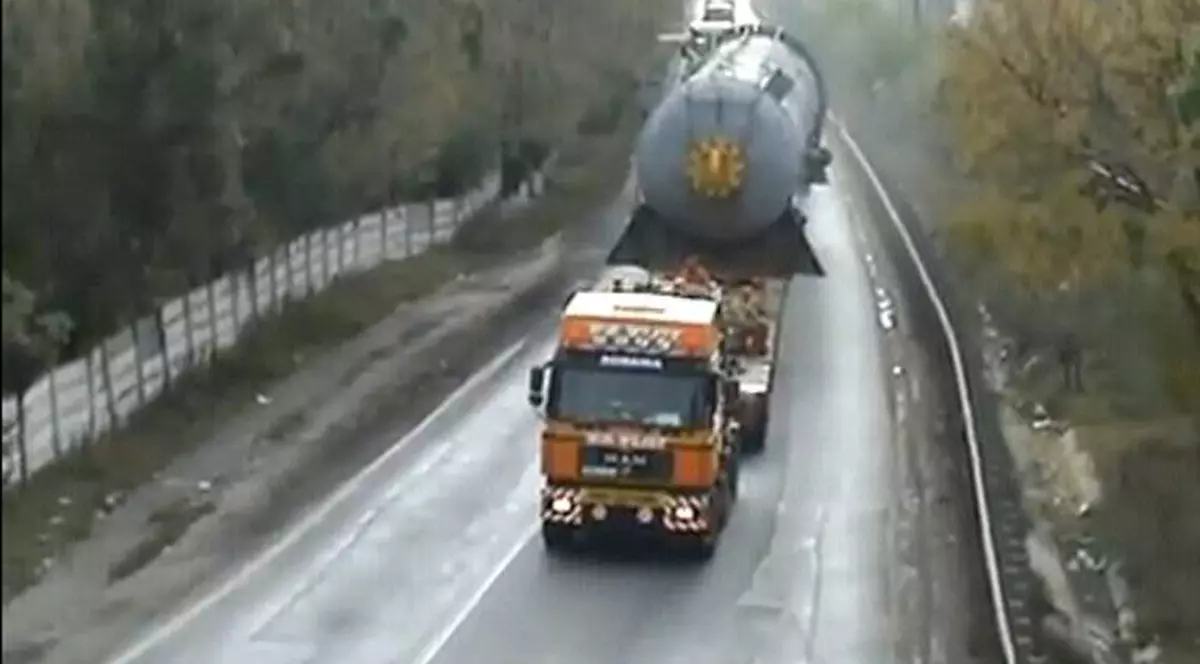 Un transport agabaritic blochează trei autostrăzi si mai multe Drumuri Naţionale din ţară