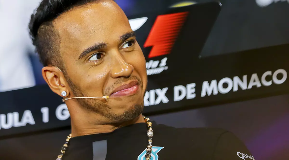 Lewis Hamilton s-a combinat cu o româncă celebră şi SUPERBĂ. FOTO în articol