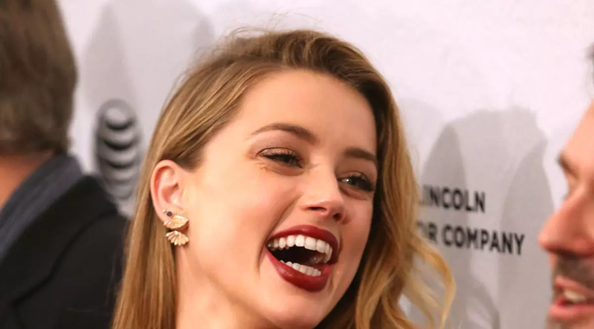 Năbădăioasa Amber Heard îi face scandal lui Johnny pe platourile de filmare
