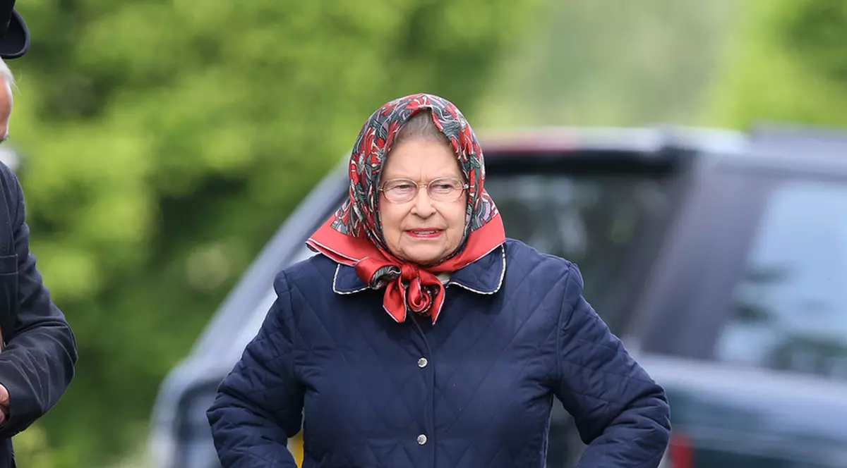 Îți vine să crezi că bătrânica asta este REGINA ELISABETA a II-a?  | FOTO