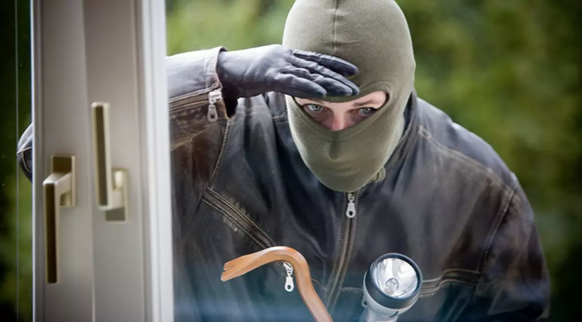 Au jefuit o casă pentru câteva țevi și mașini de găurit