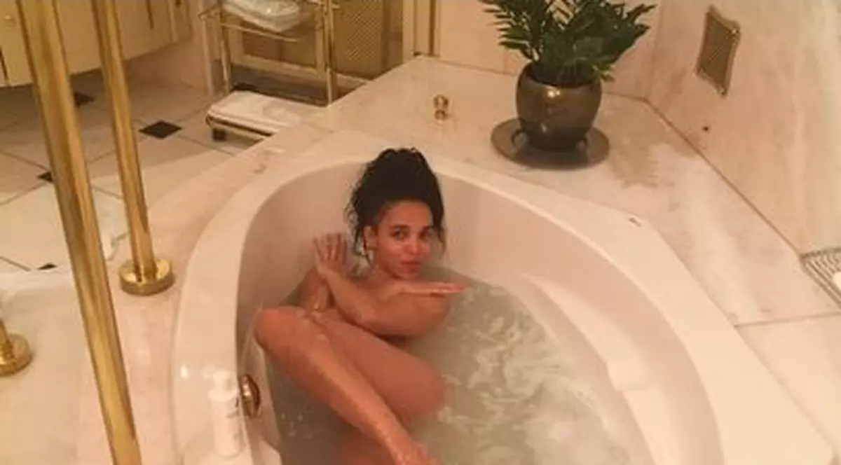 Cine e tânăra asta atrăgătoare care se pozează GOALĂ ÎN CADĂ!? Un indiciu: îi plac "Vampirii"