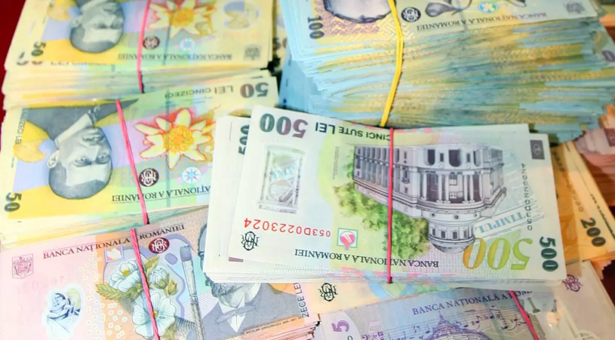 Consumăm pe datorie: importurile au fost mai mari cu 10,2 miliarde de euro în primele zece luni din 2017. Teancuri de bani