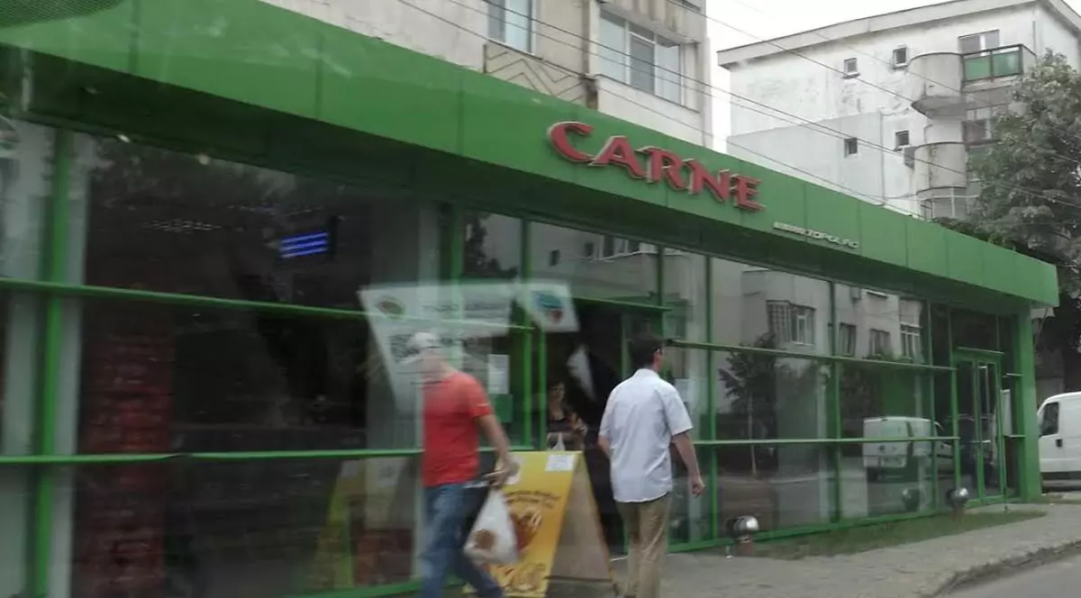 S-a urcat beat la volan și a intrat cu mașina într-un magazin 