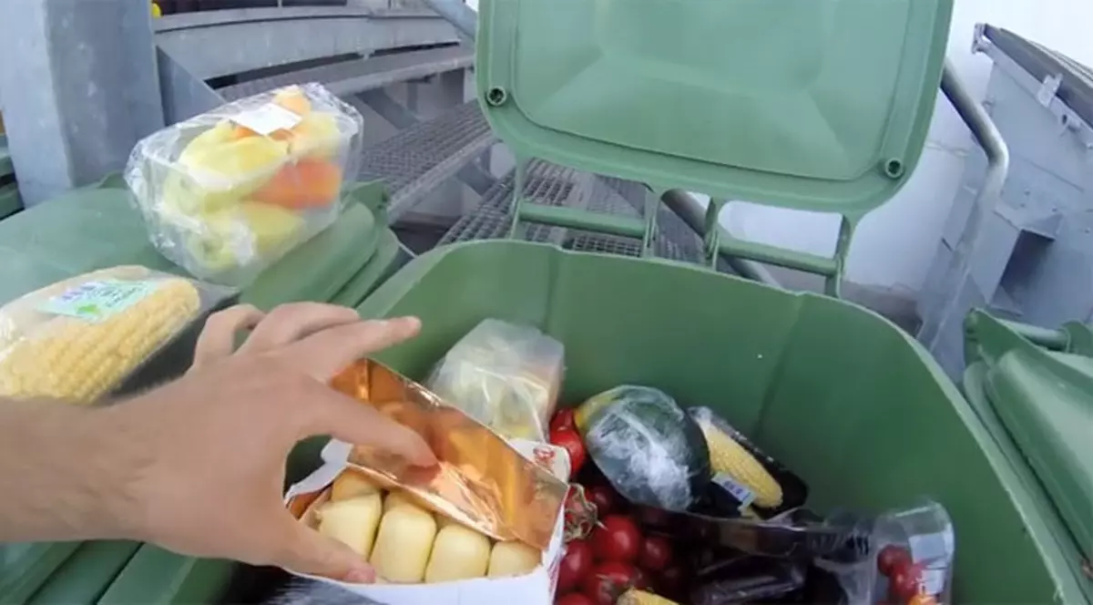 SĂRACI, dar RISIPITORI. INCREDIBIL câtă mâncare aruncă românii la gunoi în fiecare an