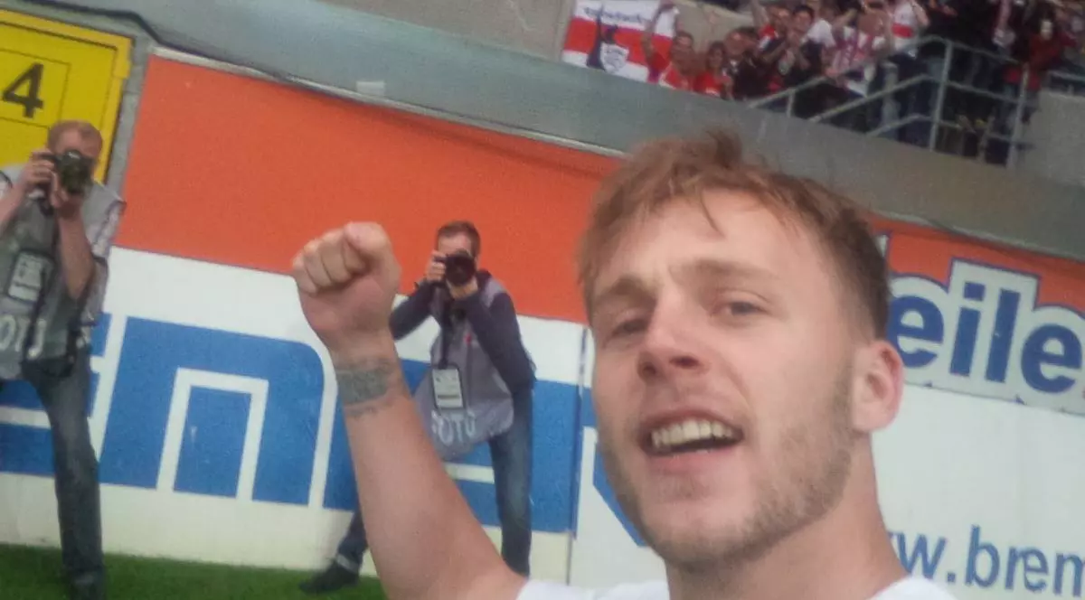 Alexandru Maxim a sărbătorit rămânerea echipei VfB Stuttgart în Bundesliga cu un selfie nebun