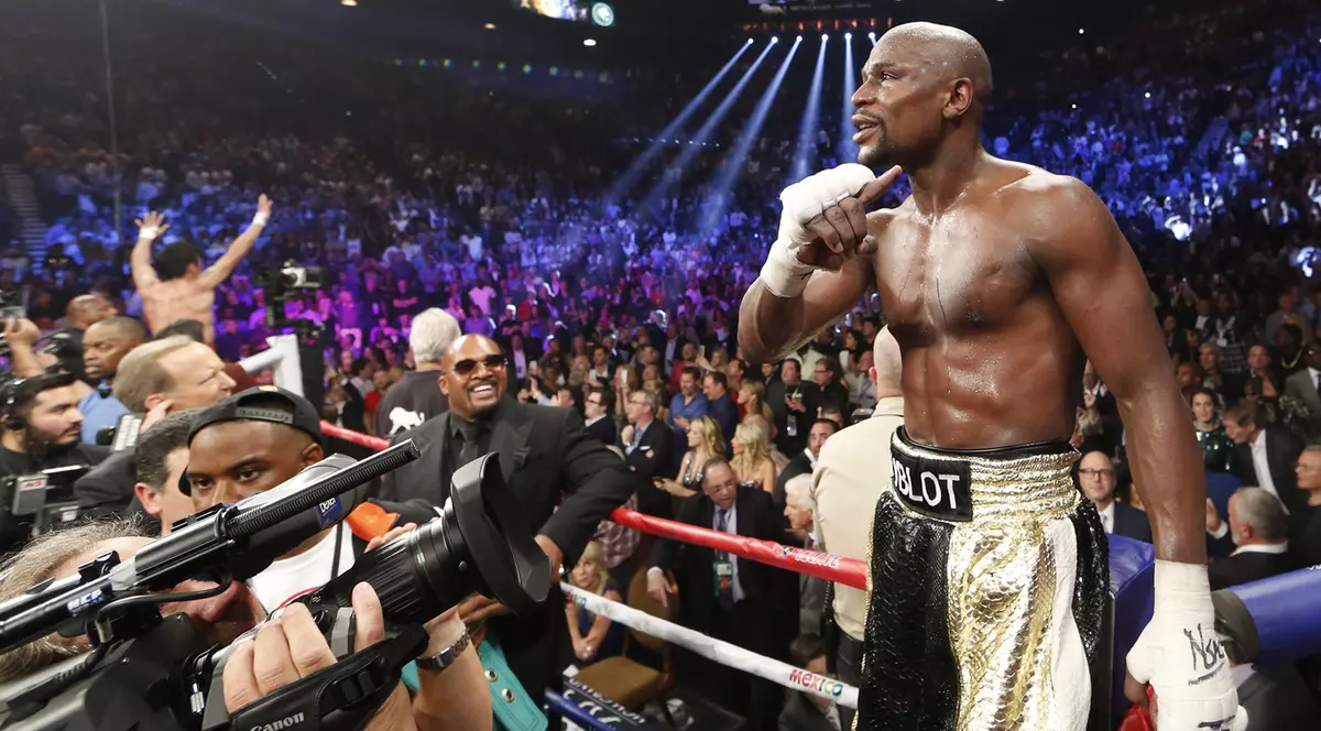 Luat peste picior, Mayweather a anunțat că renunță la titlurile mondiale!