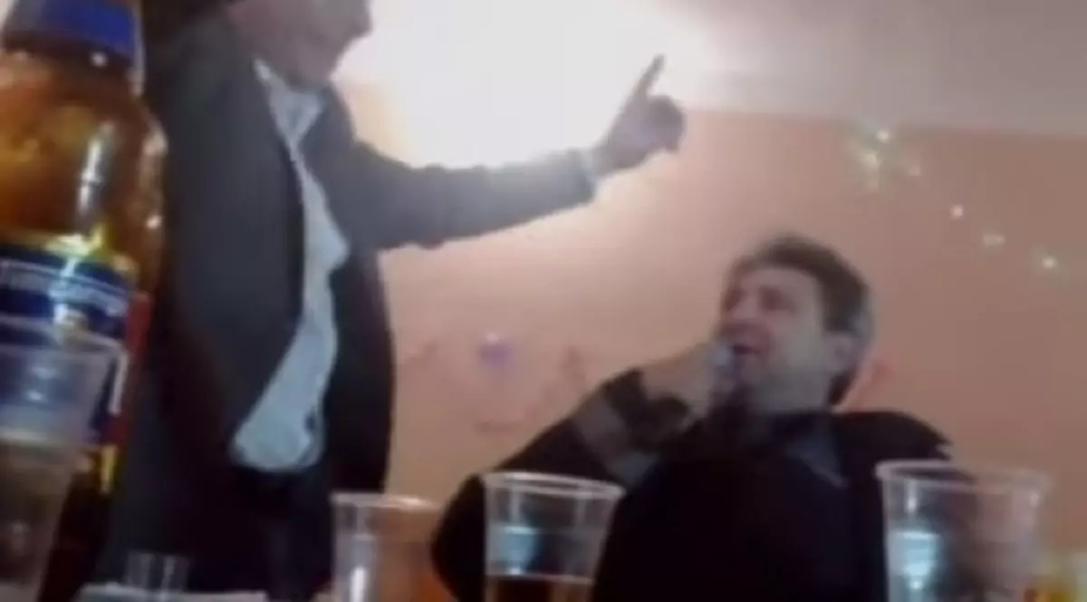 Şef de post anchetat, după ce a fost filmat la o petrecere. Ce făcea bărbatul acolo | VIDEO