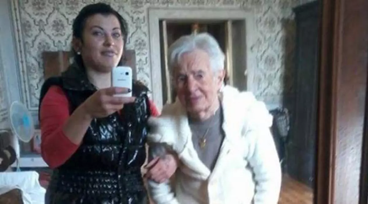 HALUCINANT! Românca filmată în timp ce umilea o bătrână din Italia e internată la Psihiatrie! A furat carnetul unui elev, a înjurat un trecător şi vorbea incoerent în gară la Arad