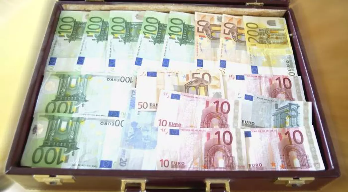 O cântăreaţă de la noi a primit O PROPUNERE INDECENTĂ DE 50.000 de euro. I s-a propus să aibă o relaţie "PERSONALĂ" cu un regizor, ca să-şi dezvolte cariera