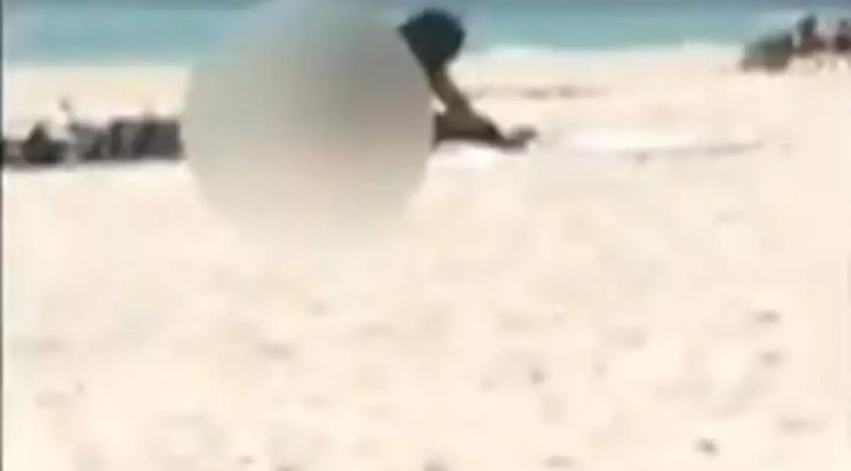 Au făcut sex în plină zi pe o plajă și acum riscă 15 ani de închisoare! 