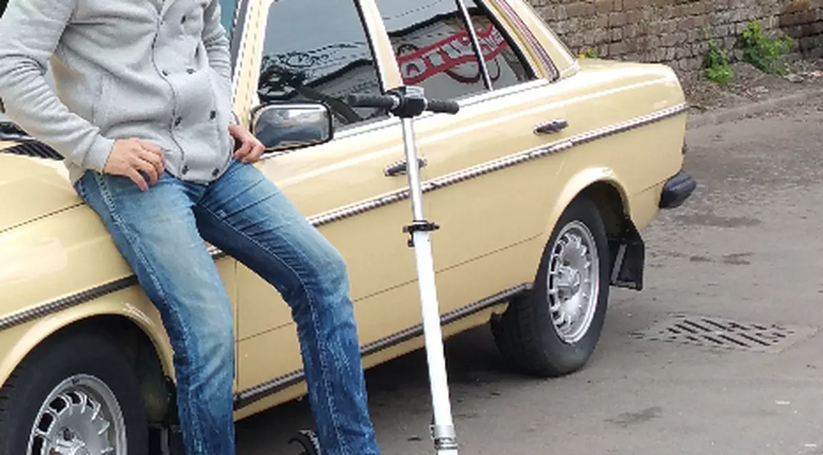 A renunţat la maşină pentru trotinetă! La 42 de ani, un cântăreţ de la noi a dat în mintea copiilor