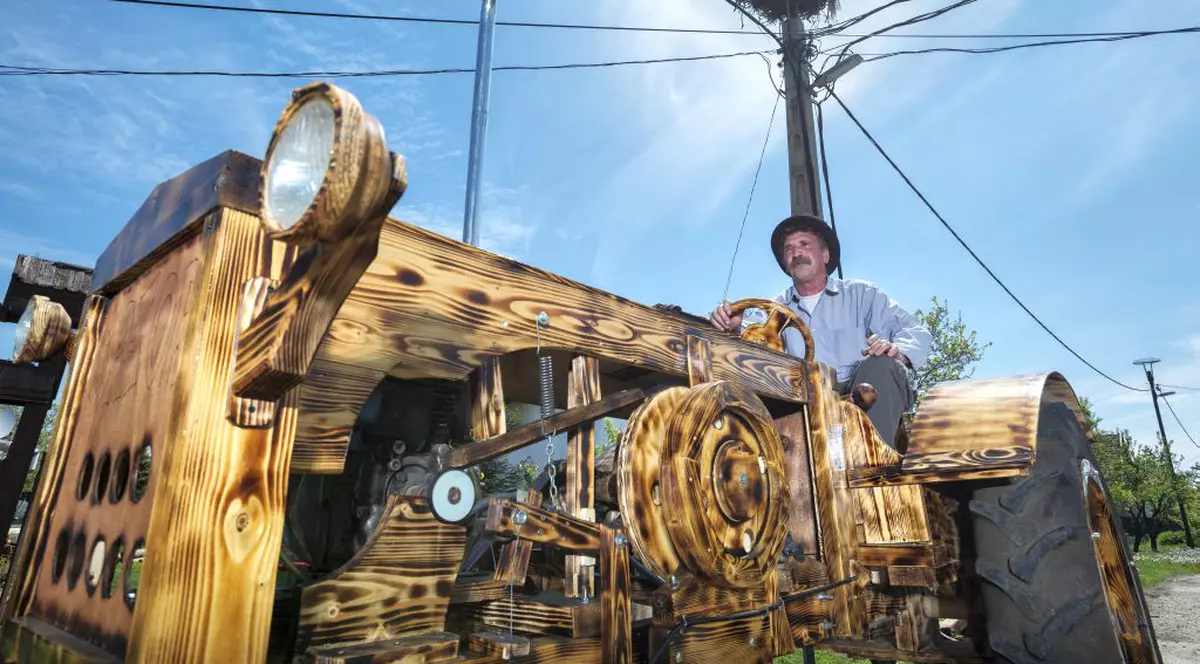 Să vezi și să nu crezi! Și-a făcut singur un tractor din lemn | FOTO 
