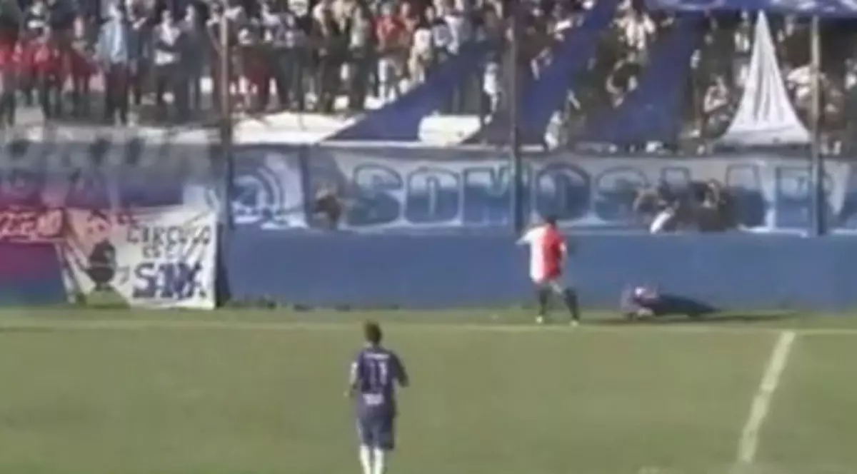 DRAMĂ. A murit fotbalistul care a suferit o fractură de craniu pe stadion! / VIDEO