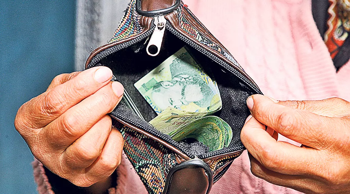 Astăzi se modifică datele din portofelele noastre! Creşte salariul minim, dar se scumpesc gazele