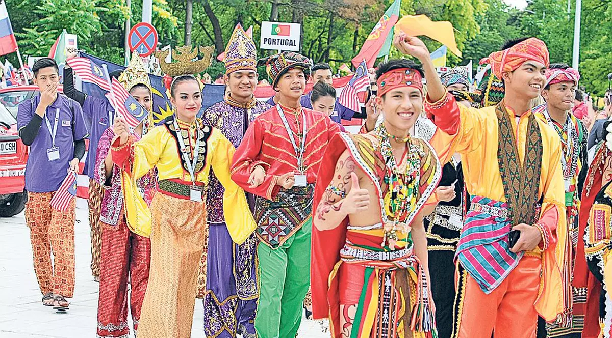 Dansatorii au defilat prin Capitală