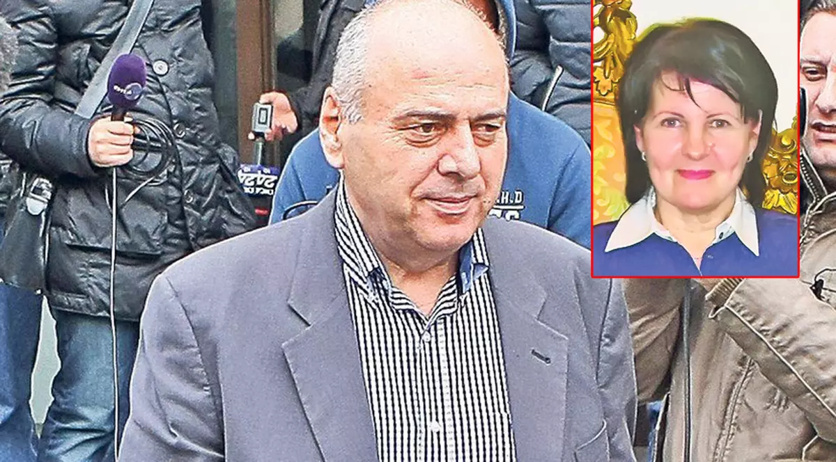 Pinalti divorţează