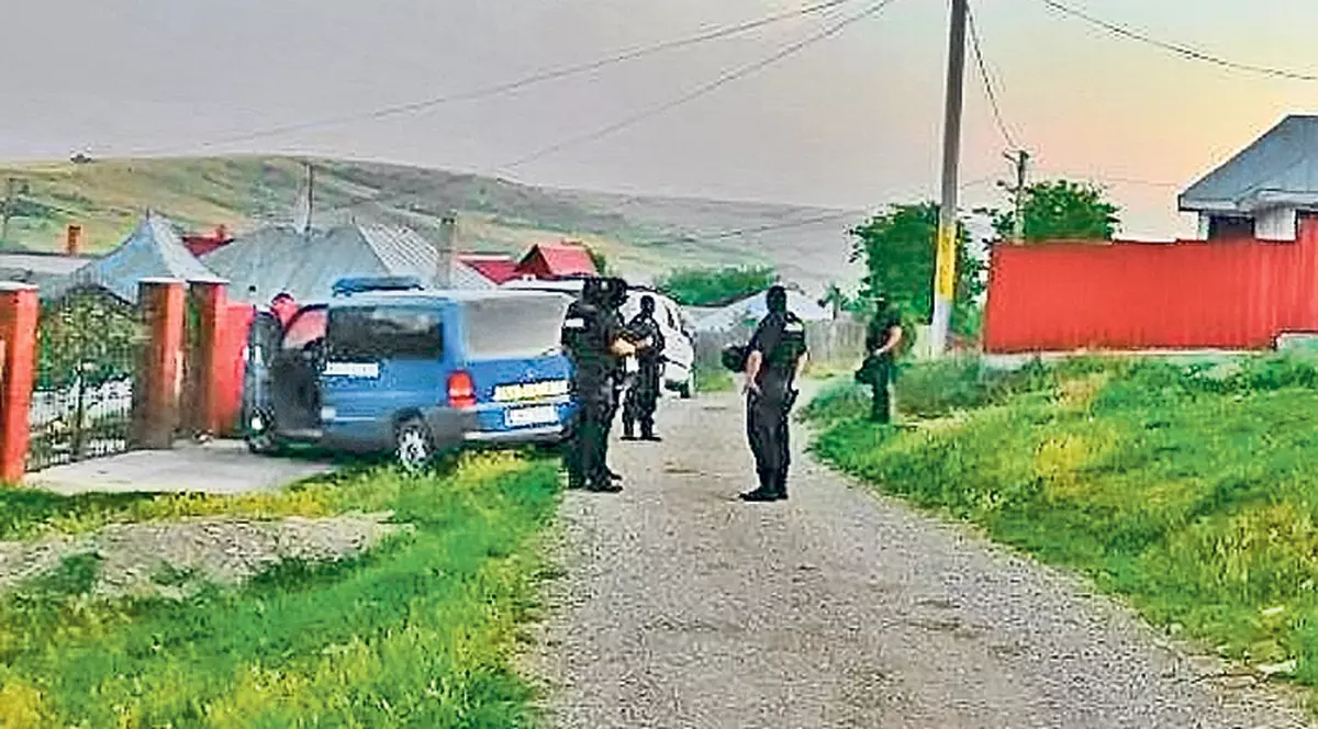 Frați cu poștașii, cămătarii au jupuit tot satul