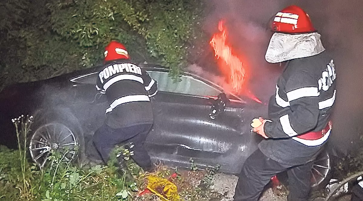 La un pas de moarte în bolidul-cadou! Fiul unui milionar din Pitești s-a izbit de un cap de pod