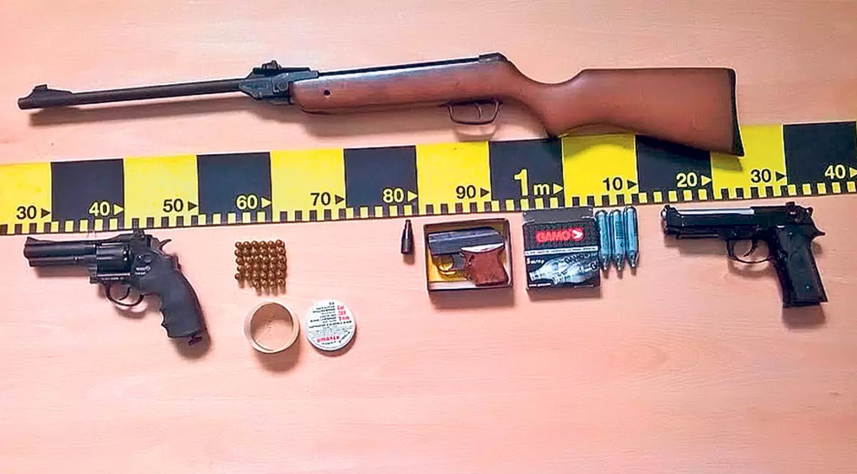 S-au întors din concediu cu arme în bagaje