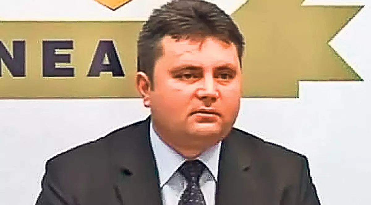 Poliţistul care încuraja cămătăria se joacă de-a avocatul