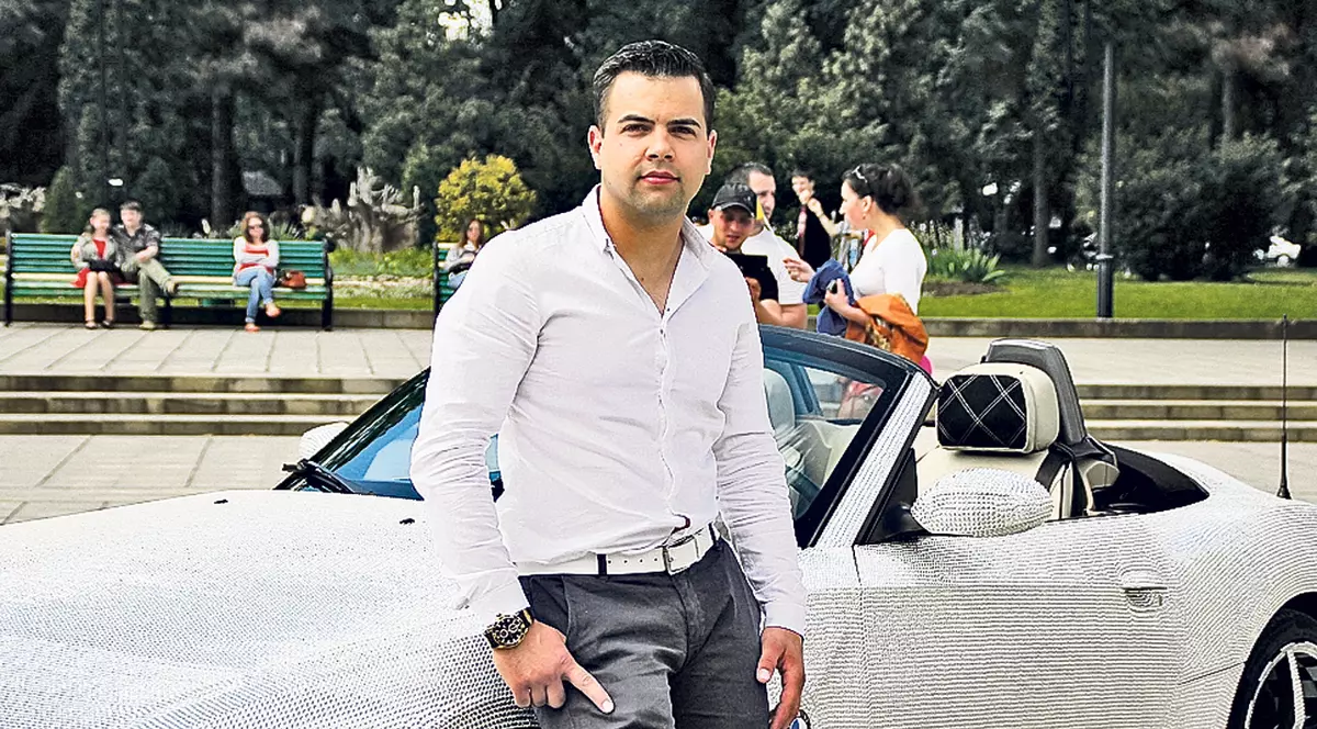 Culmea dichisului! La soare te poți uita, dar la mașină, ba!