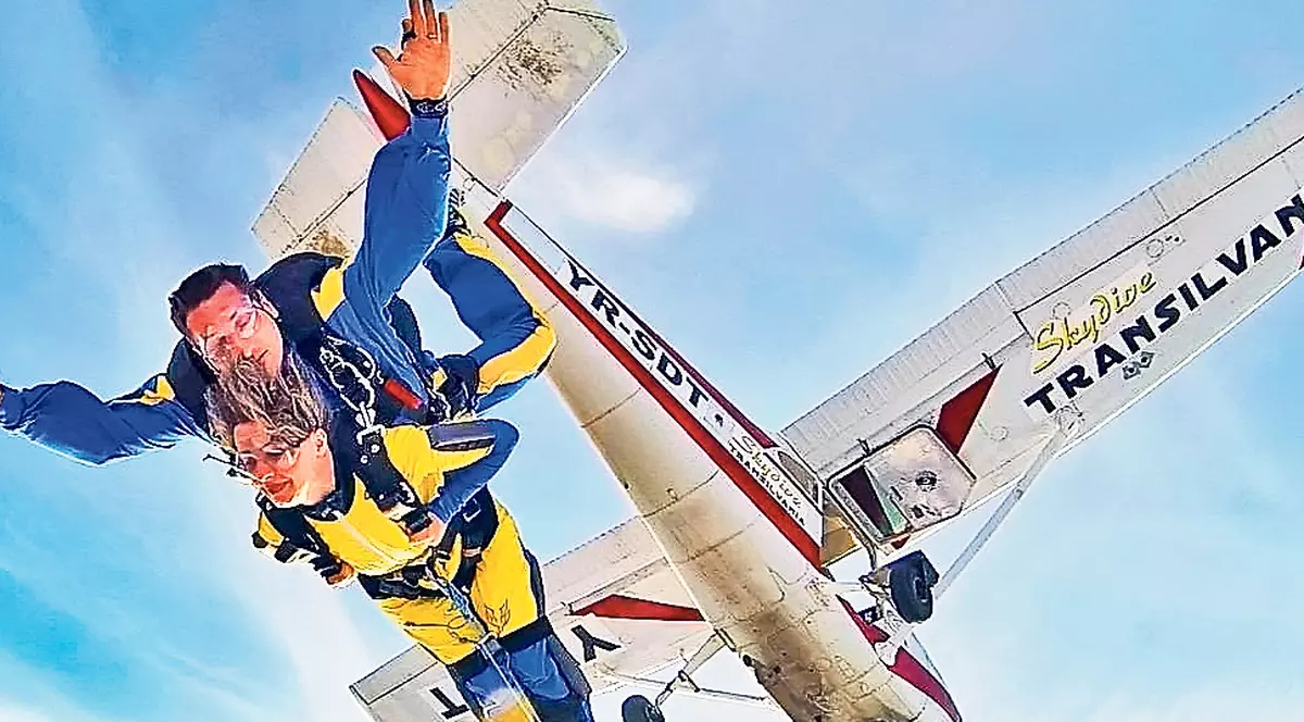 Imobilizată în scaun cu rotile, o femeie de 41 de ani şi-a îndeplinit visul: Nu merge, zboară!