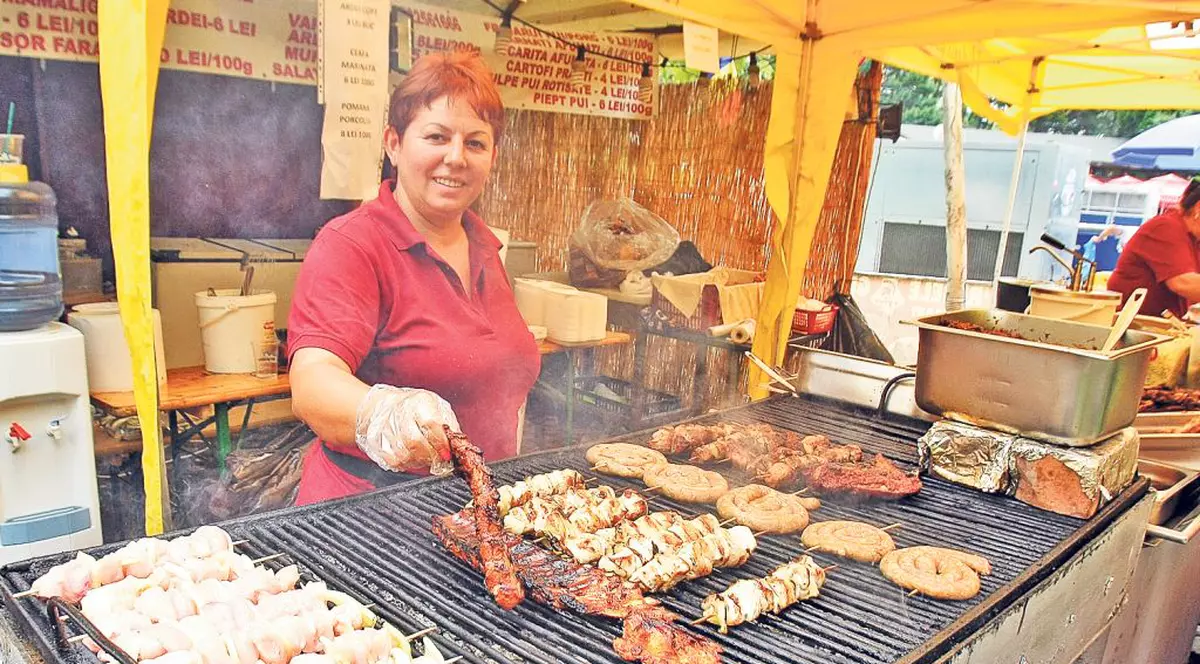 «Regina grătarelor» face 5.000 de mititei pe zi