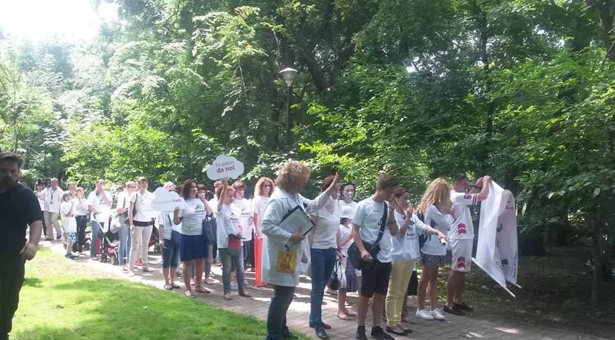 Zeci de bebeluși au mărșăluit pe străzi!