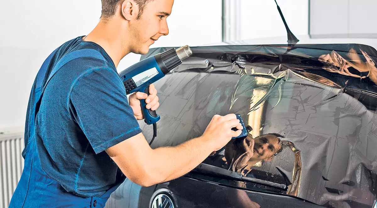 Mai mult «fum» pe parbriz! În următoarea perioadă, șoferii se vor putea bucura de geamuri mai răcoroase