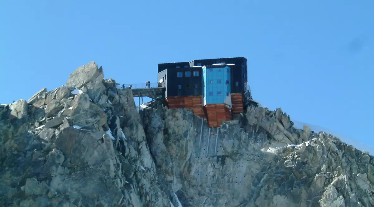 Un alpinist a căzut în gol 50 de metri! Lovit rău, dar viu!