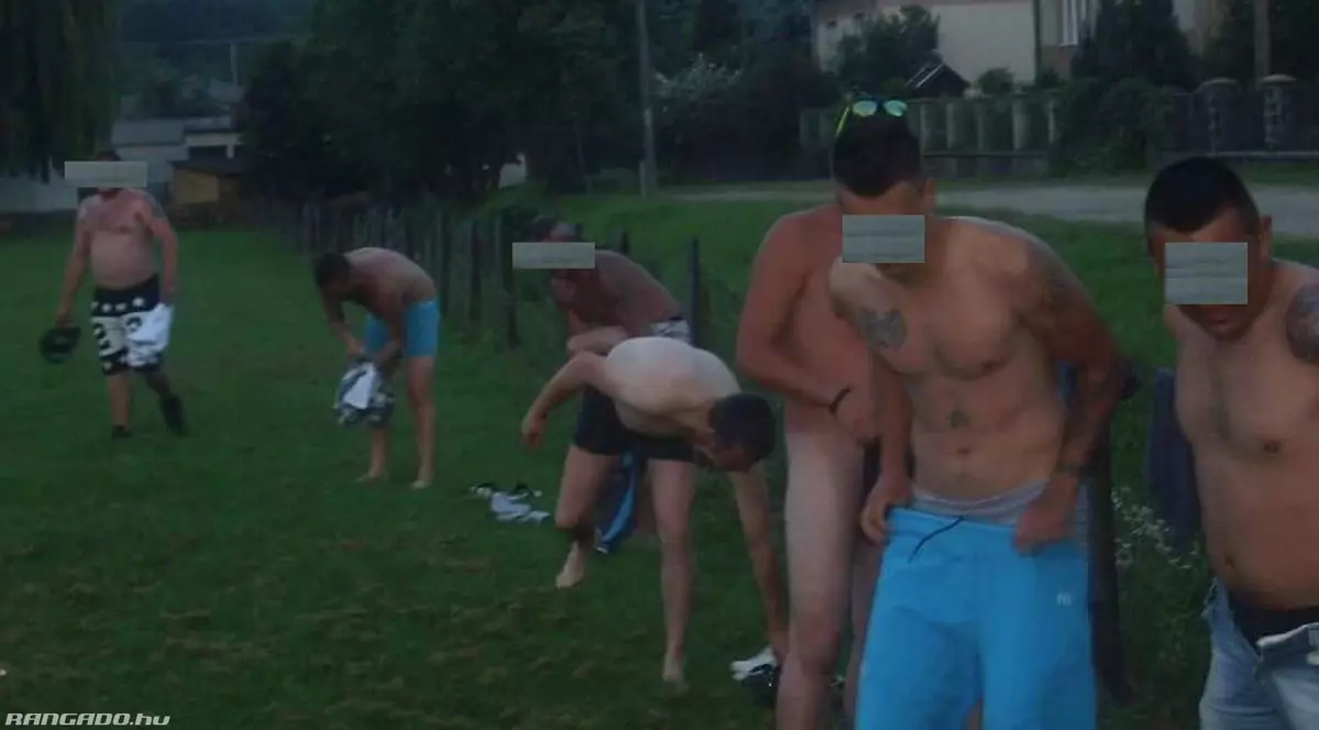 Culmea petrecerii: au promovat și au pierdut pariul, așa că au defilat goi pe teren! / FOTO